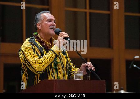 221021-N-ML137-1026 KOLOA, Hawai`i (Okt 21, 2022) – Bernard Carvalho Jr., ein Ratsmitglied der Grafschaft Kaua`i, singt Hawai`i Pono`i während eines US-Navy Ball im Grand Hyatt Kaua`i Resort and Spa, veranstaltet von Pacific Missile Range Facility (PMRF), Barking Sands, anlässlich des 247.. Geburtstages der Marine. Das Thema des Geburtstages der US-Marine von 247. war „247 Jahre lang auf der Beobachtung – 24/7“, was die anhaltende Fähigkeit unserer Marine unterstreicht, voll und ganz bereit zu sein, auf auftauchende Bedrohungen zu reagieren und diese effektiv abzuwehren. PMRF ist das weltweit größte instrumentierte Multi-Environment-Sortiment, das unterstützt werden kann Stockfoto